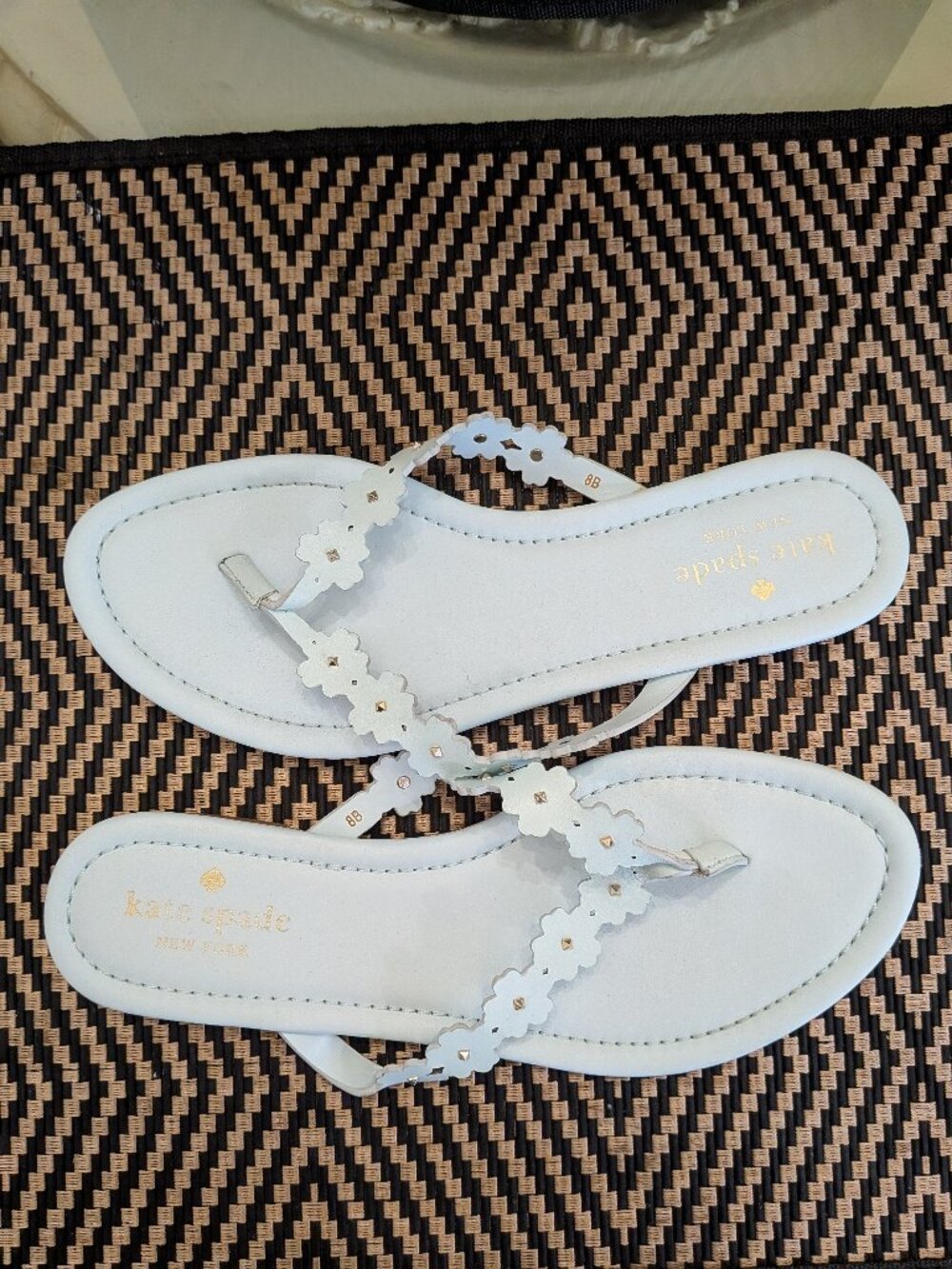 Kate Spade New York "Daisy" Studded Leather Thong Sandals Sz 8 NEW